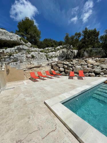 Maison � Flanc De Colline Avec Piscine Eygali�res