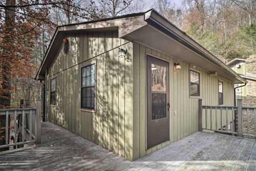Inviting Apartment With Deck In Smoky Mountains