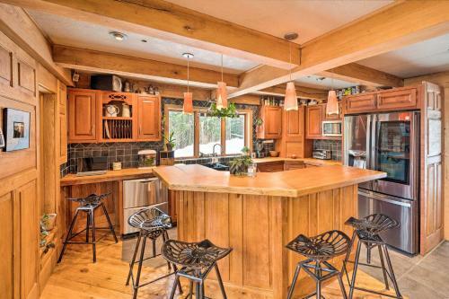 Kid-friendly Cabin With Mountain And River Views!