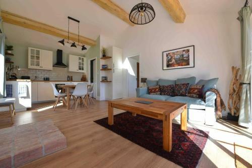 Luxury Countryside Cottage With Mountain Views