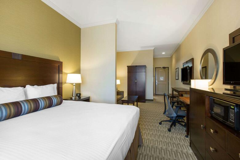 The Oaks Hotel & Suites