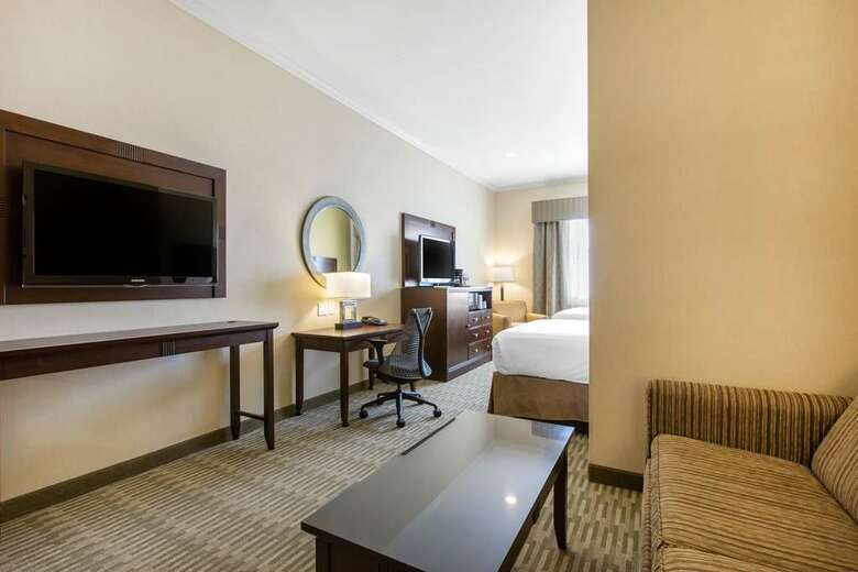 The Oaks Hotel & Suites