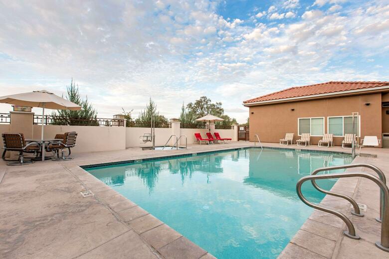 The Oaks Hotel & Suites