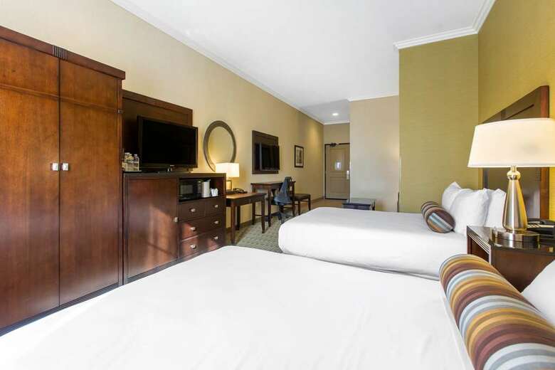The Oaks Hotel & Suites