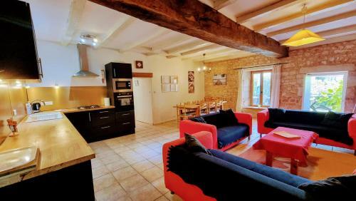 4 Bedroom Holiday Home With Private Pool And Garden