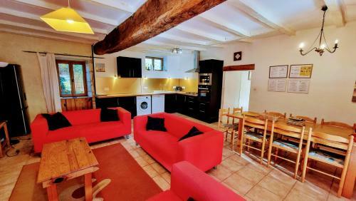 4 Bedroom Holiday Home With Private Pool And Garden