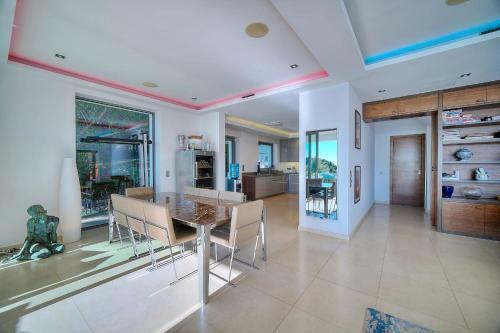 Cannes Luxury Rental - Modern Villa Supercannes