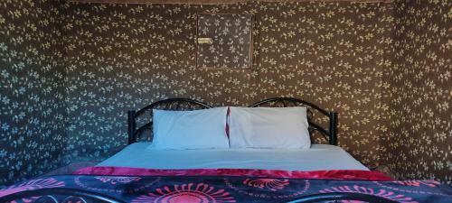 Wadi Rum Desert Eid Camp & Cave & Tours