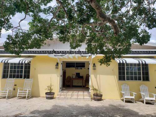 Bed & Breakfast Treasure Beach Inn And Bar