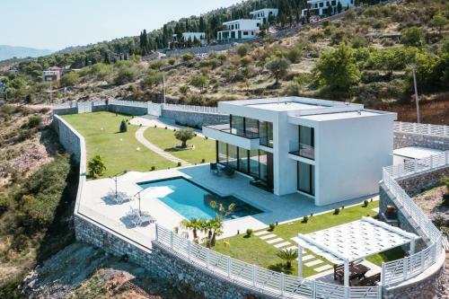 Panoramic Lake View Luxury Villa