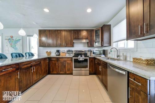 Villa New, 3bdrm Tropical Oasis, Central, Garage, Fireplace, Wifi!