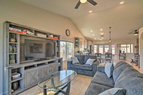 Glendale Escape With Patio, Walk To Westgate!