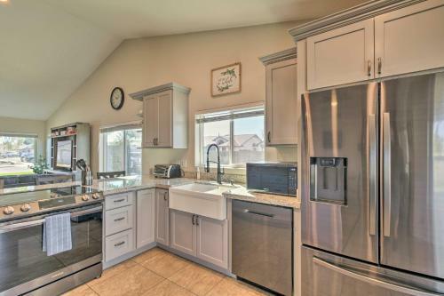 Glendale Escape With Patio, Walk To Westgate!