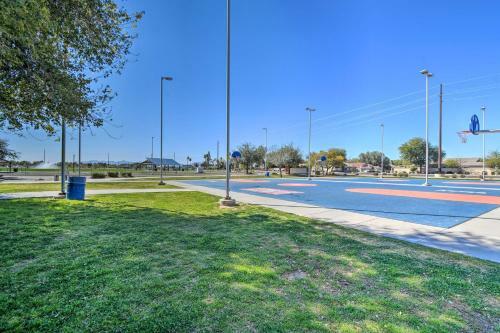 Glendale Escape With Patio, Walk To Westgate!