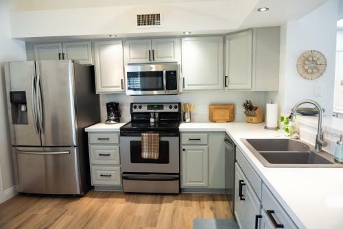 Beautifully Renovated Glendale Retreat