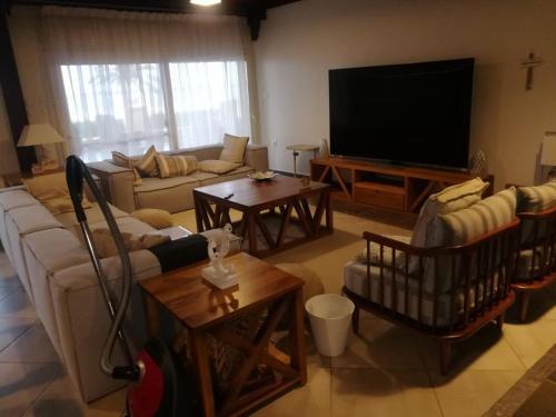 Luxurious 8 Master-bedroom Villa Overlooking Large Lake Marina 4