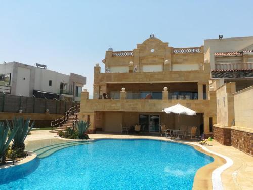 Luxurious 8 Master-bedroom Villa Overlooking Large Lake Marina 4