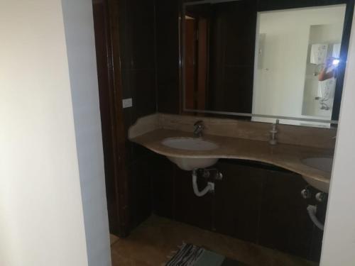 Luxurious 8 Master-bedroom Villa Overlooking Large Lake Marina 4