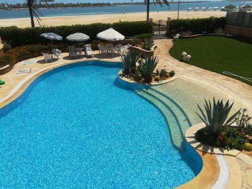 Luxurious 8 Master-bedroom Villa Overlooking Large Lake Marina 4