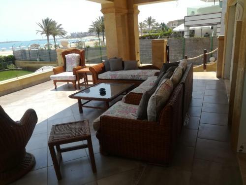 Luxurious 8 Master-bedroom Villa Overlooking Large Lake Marina 4