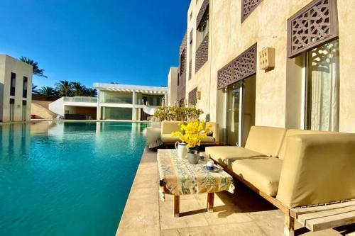 2 Bedroom Apartment Direct To Pool