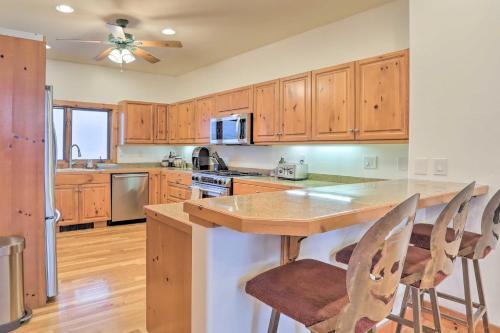 House With Hot Tub And Deck - Shuttle To Skiing!