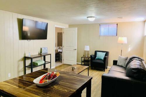Lower Mable Unit, Denver New Kitchen & 2 King Beds
