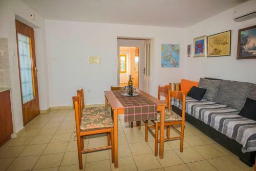 Apartment In Klanice, Island Krk