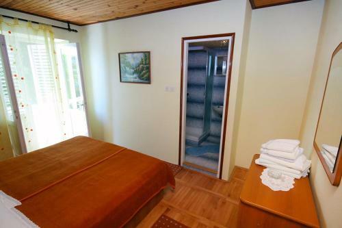 Hostal Apartments And Rooms With Parking Space Palit, Rab - 5039