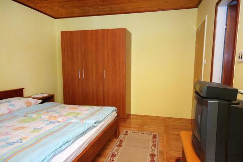 Hostal Apartments And Rooms With Parking Space Palit, Rab - 5039