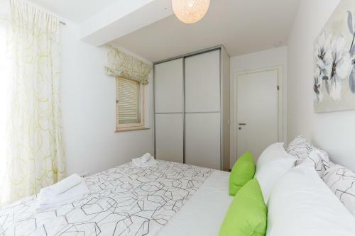 Beachfront Apartment Nehaj Kastel