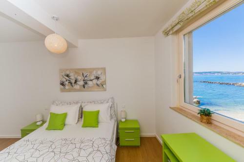 Beachfront Apartment Nehaj Kastel