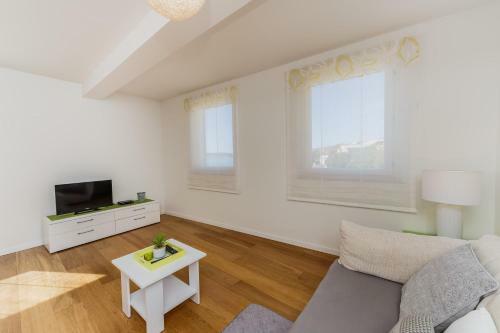 Beachfront Apartment Nehaj Kastel