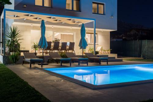 Villa Eli - New Unique Holiday House With Swimming Pool