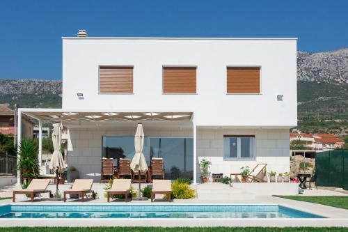 Villa Eli - New Unique Holiday House With Swimming Pool