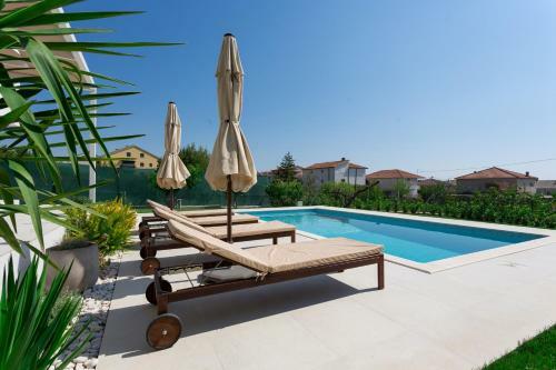 Villa Eli - New Unique Holiday House With Swimming Pool