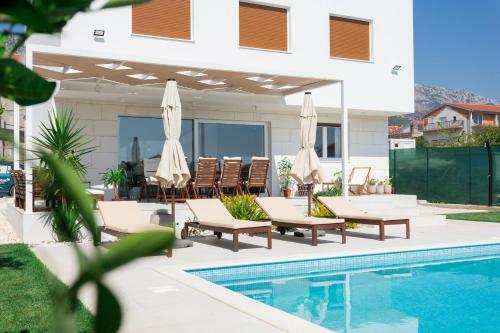 Villa Eli - New Unique Holiday House With Swimming Pool