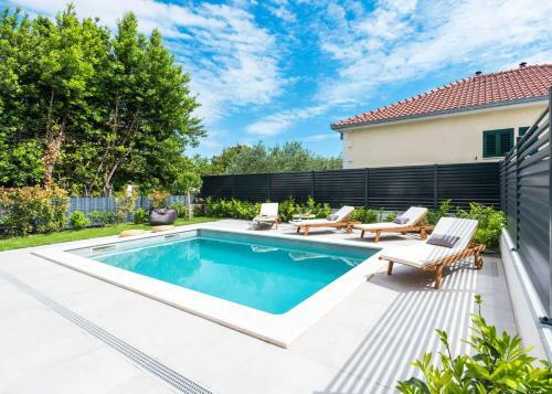 Villa Auni Grey - Heated Pool - Rooftop - Seaview - Beach