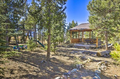 Lavish Cabin With Great Indoor And Outdoor Space!