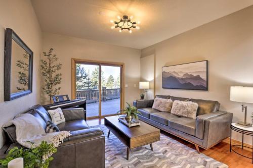 Lavish Cabin With Great Indoor And Outdoor Space!
