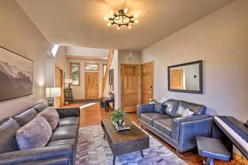 Lavish Cabin With Great Indoor And Outdoor Space!