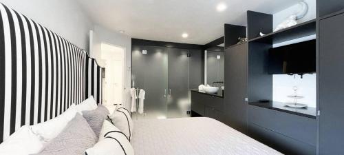 Downtown Modern Creekside By Exceptional Stays
