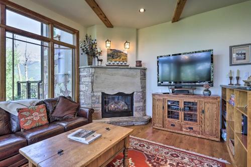 Upscale Ski-in And Ski-out Escape With Deck And Grill
