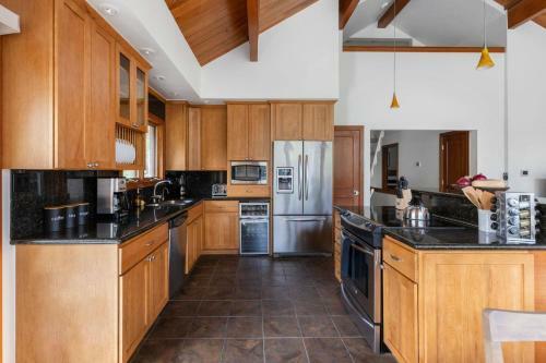 Bighorn - Ski Cabin W Sprawling Porch & Views
