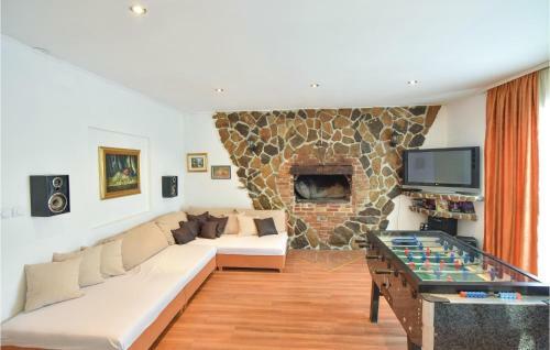 Four-bedroom Holiday Home In Otok Dalmatinski