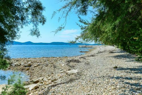New! Beachfront Villa Klaudija, Suko?an