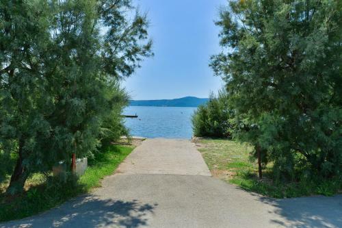 New! Beachfront Villa Klaudija, Suko?an