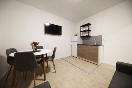 Hostal Beachfront Apartments And Rooms
