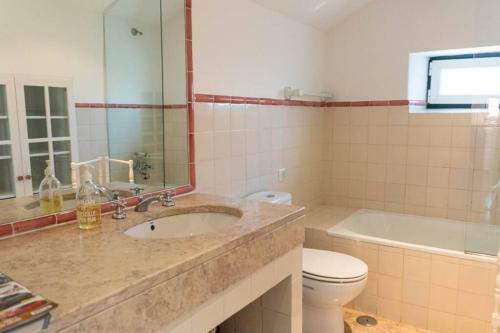 Sintra ? Banz�o House With Swimming Pool