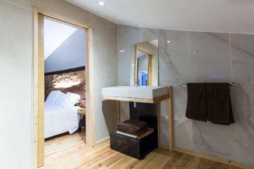 Bed & Breakfast Feel At Home Guest House